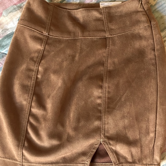 Juniors' SO® High-Rise Side Notch Mini Skirt in ELVN BROWN suede SIZE 3/26 NWT - Picture 2 of 11